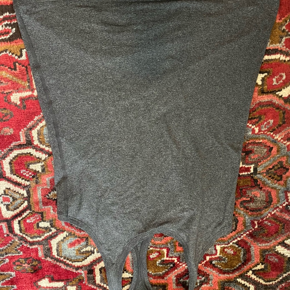 Gray like new lulu top